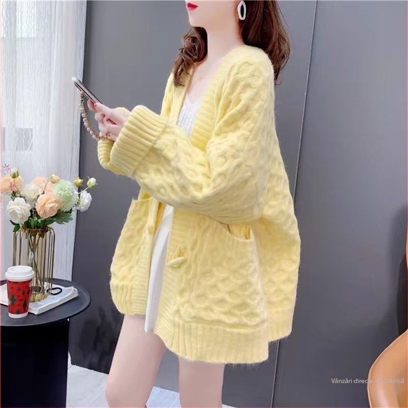 Cardigan tricotat cu nasturi din corn, decolteu în V, croială lejeră, lungime medie, material chenille cu elastan