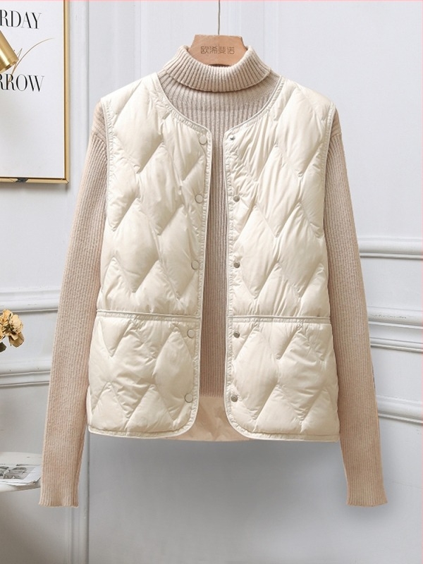 Vesta damă ușoară din nylon cu puf de rață 86–90%, lungime scurtă, fără guler, închidere cu nasturi pe un singur rând, iarnă 2025, stil minimalist japonez-coreean