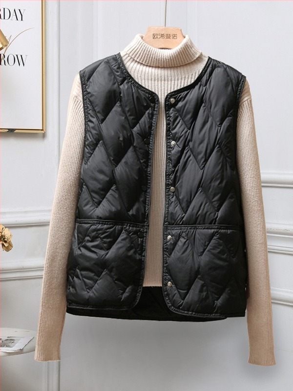Vesta damă ușoară din nylon cu puf de rață 86–90%, lungime scurtă, fără guler, închidere cu nasturi pe un singur rând, iarnă 2025, stil minimalist japonez-coreean