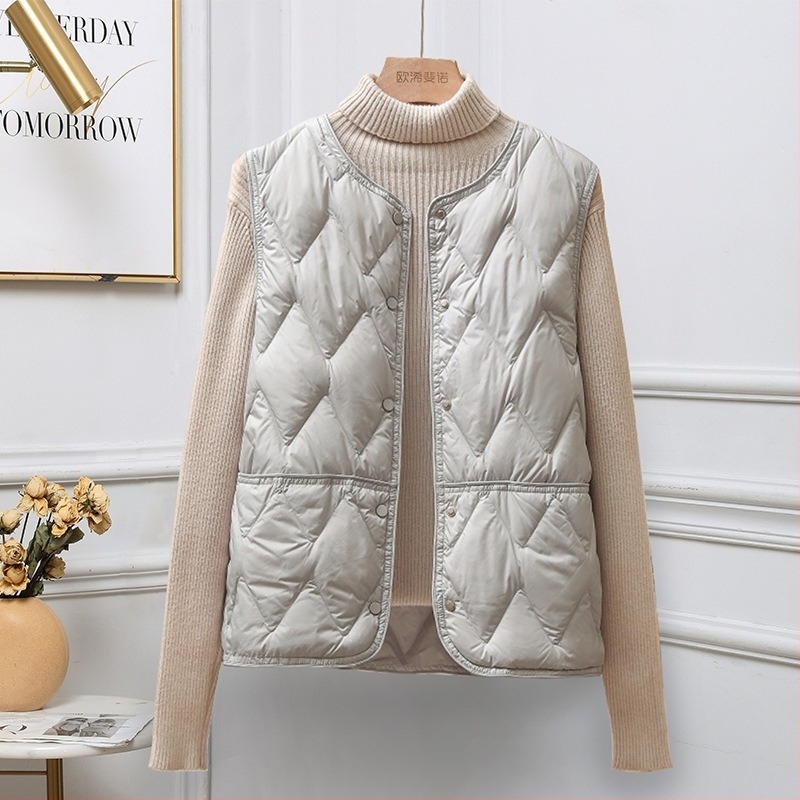 Vesta damă ușoară din nylon cu puf de rață 86–90%, lungime scurtă, fără guler, închidere cu nasturi pe un singur rând, iarnă 2025, stil minimalist japonez-coreean