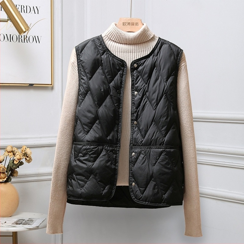 Vesta damă ușoară din nylon cu puf de rață 86–90%, lungime scurtă, fără guler, închidere cu nasturi pe un singur rând, iarnă 2025, stil minimalist japonez-coreean