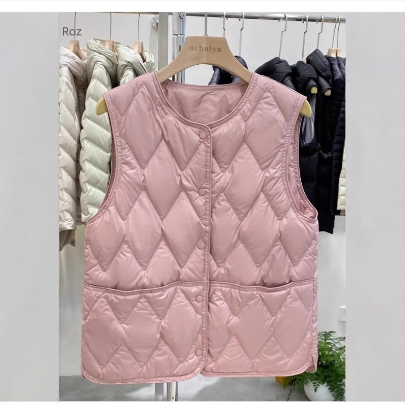 Vesta damă ușoară din nylon cu puf de rață 86–90%, lungime scurtă, fără guler, închidere cu nasturi pe un singur rând, iarnă 2025, stil minimalist japonez-coreean