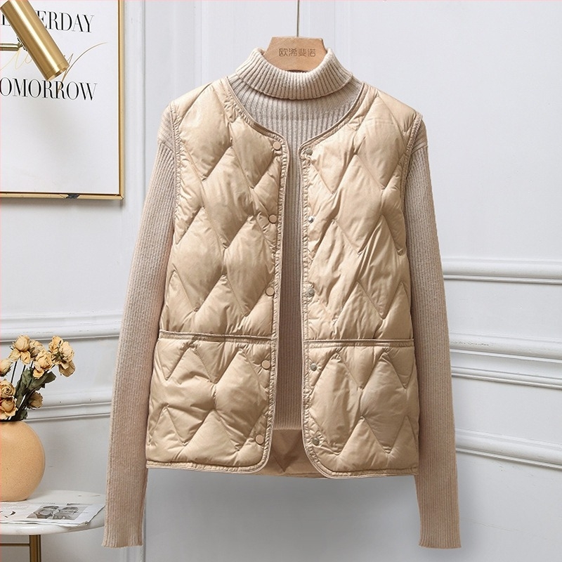 Vesta damă ușoară din nylon cu puf de rață 86–90%, lungime scurtă, fără guler, închidere cu nasturi pe un singur rând, iarnă 2025, stil minimalist japonez-coreean
