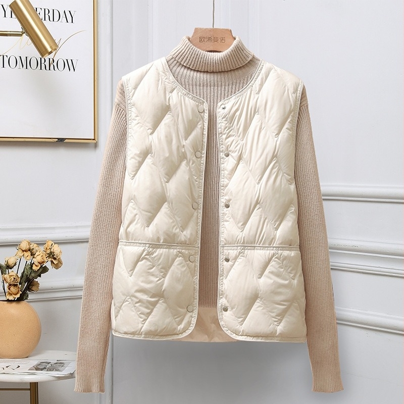 Vesta damă ușoară din nylon cu puf de rață 86–90%, lungime scurtă, fără guler, închidere cu nasturi pe un singur rând, iarnă 2025, stil minimalist japonez-coreean