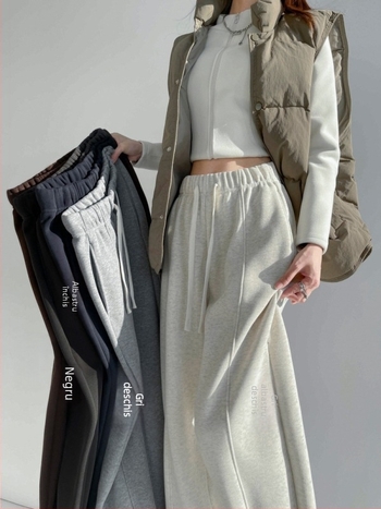 Pantaloni trening femei din amestec bumbac-poliester, talie elastică, panouri îmbinate în design, croială lejeră, iarnă 2025