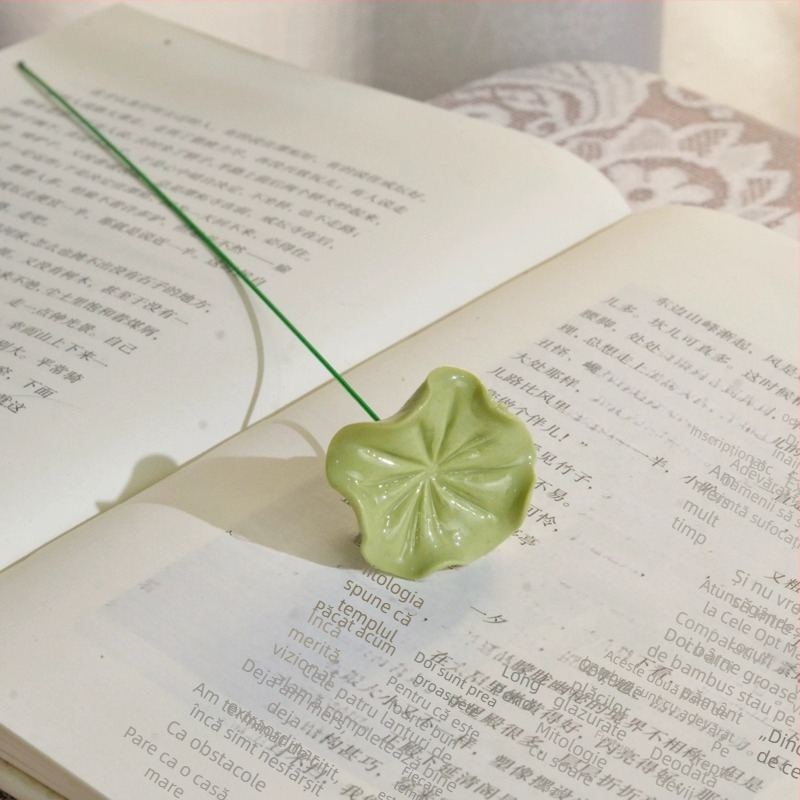 Vază ceramică, pictată manual, cu motiv floral de peonie și frunză de lotus (Brand: Ni Tao Tang; Stil: Chinezesc; Categorie: Plante)