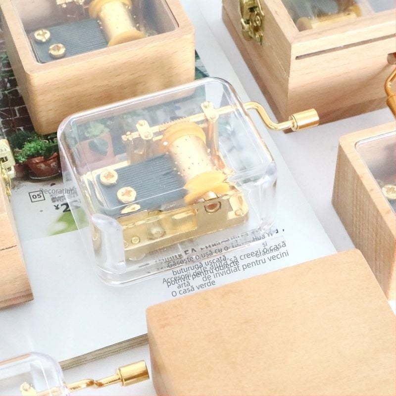 Cutie muzicală din lemn, lucrată manual, cu mecanism transparent; imprimare logo disponibilă; potrivită pentru zile de naștere, absolvire și suveniruri de călătorie.