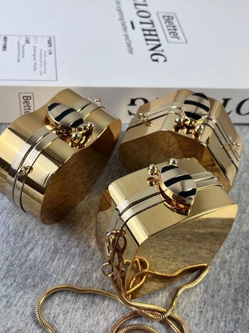 Geantă mini acril circulară crossbody, stil urban minimalist, corp rigid, deschidere deschisă, buzunare interioare pentru telefon, buletin și cameră