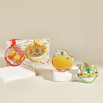 Sachet parfumat pentru mașină, pandantiv brodat cu binecuvântări de noroc, prosperitate, longevitate, fericire și avere. Material: țesătură; Stil: chinezesc; Meșteșug: broderie; Personalizabil pentru utilizare în mașină.