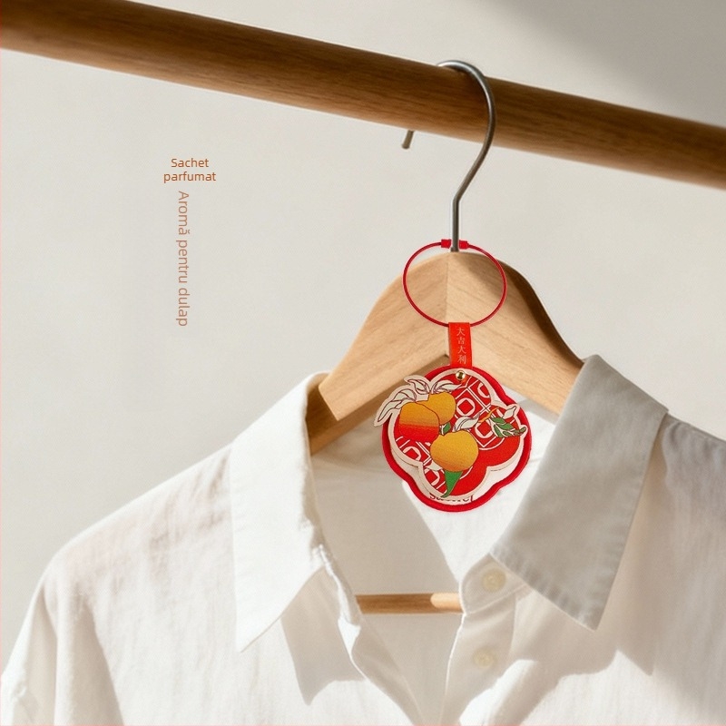 Sachet parfumat pentru mașină, pandantiv brodat cu binecuvântări de noroc, prosperitate, longevitate, fericire și avere. Material: țesătură; Stil: chinezesc; Meșteșug: broderie; Personalizabil pentru utilizare în mașină.