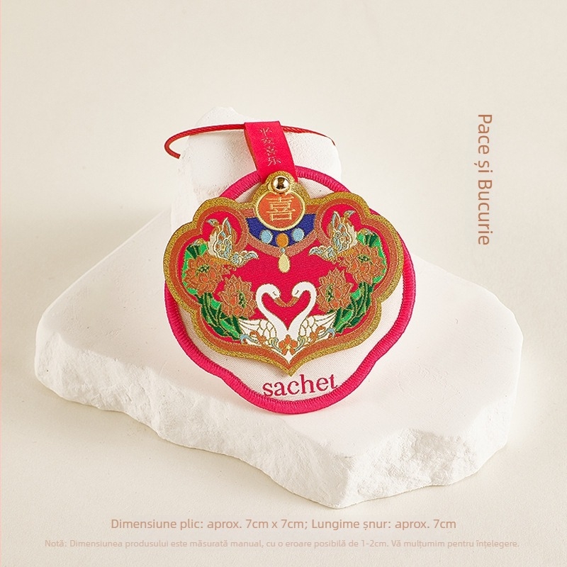 Sachet parfumat pentru mașină, pandantiv brodat cu binecuvântări de noroc, prosperitate, longevitate, fericire și avere. Material: țesătură; Stil: chinezesc; Meșteșug: broderie; Personalizabil pentru utilizare în mașină.