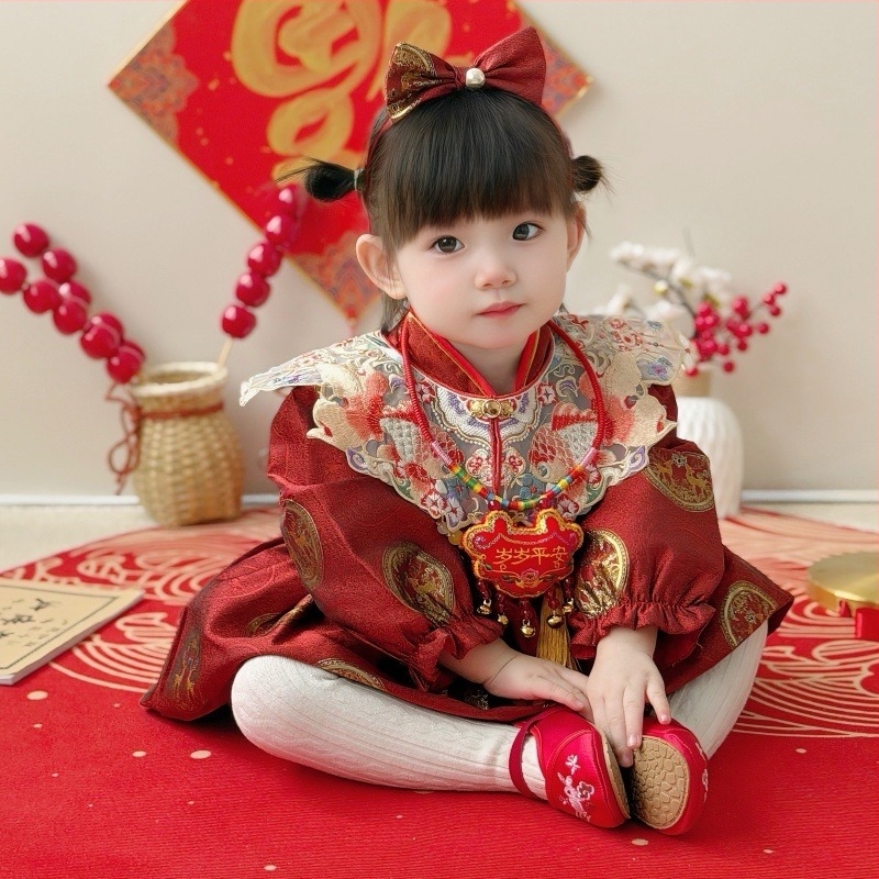 Rochie pentru copii în stil chinezesc Tang pentru primul lor aniversar — model koi, căptușeală din fleece, țesătură din celuloză regenerată, lansare toamnă 2025, potrivită pentru vârsta 1–3 ani