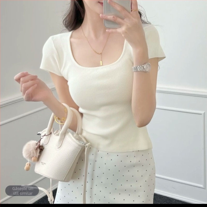 Tricou damă cu guler în formă U, mâneci scurte, croială slim, lungime scurtă, material: fibră acrilică și spandex.