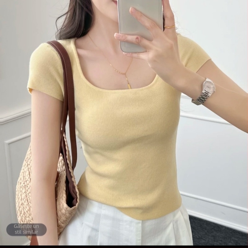 Tricou damă cu guler în formă U, mâneci scurte, croială slim, lungime scurtă, material: fibră acrilică și spandex.