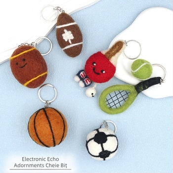 Breloc nepalez din lână filț – 3D fotbal, baschet și rugby, pandantiv pentru geantă din filc (Origine Yiwu; realizare manuală; lână; vară 2025)