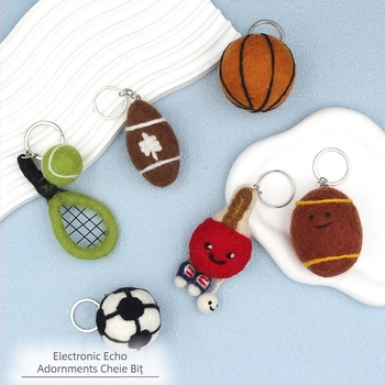 Breloc nepalez din lână filț – 3D fotbal, baschet și rugby, pandantiv pentru geantă din filc (Origine Yiwu; realizare manuală; lână; vară 2025)