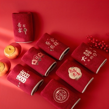 Prosop coral fleece brodat, 150D, 80–100 g, broderie + țesătură simplă, reutilizabil