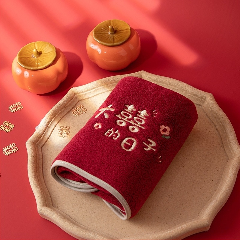 Prosop coral fleece brodat, 150D, 80–100 g, broderie + țesătură simplă, reutilizabil