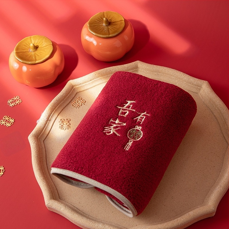 Prosop coral fleece brodat, 150D, 80–100 g, broderie + țesătură simplă, reutilizabil