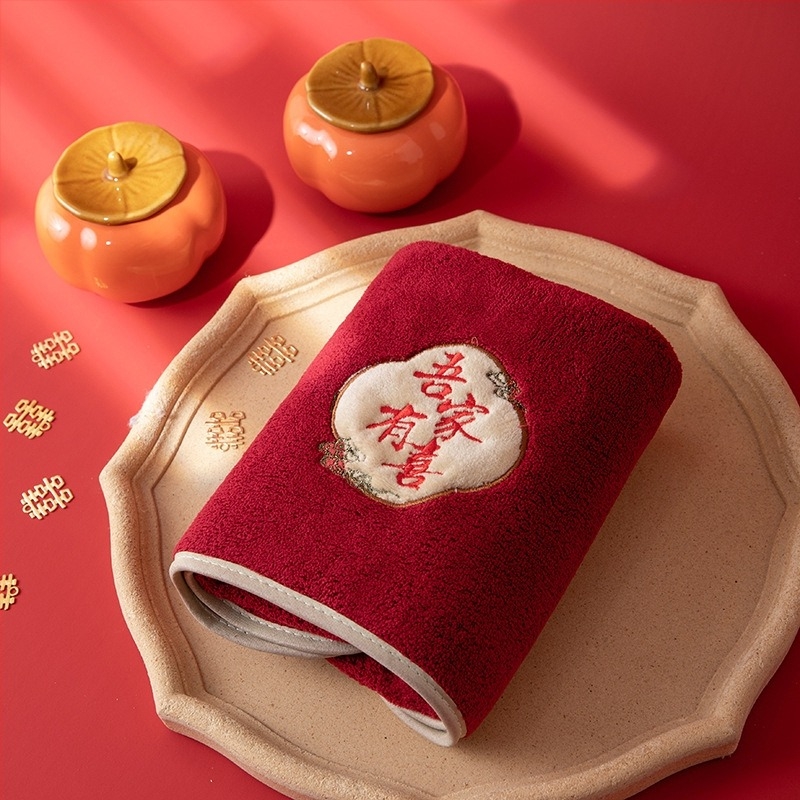 Prosop coral fleece brodat, 150D, 80–100 g, broderie + țesătură simplă, reutilizabil