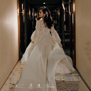 Robe de noapte de mireasă cu tren lung, decolteu în V adânc, mâneci bufante, material plasă cu peste 95% poliester, talie la talie