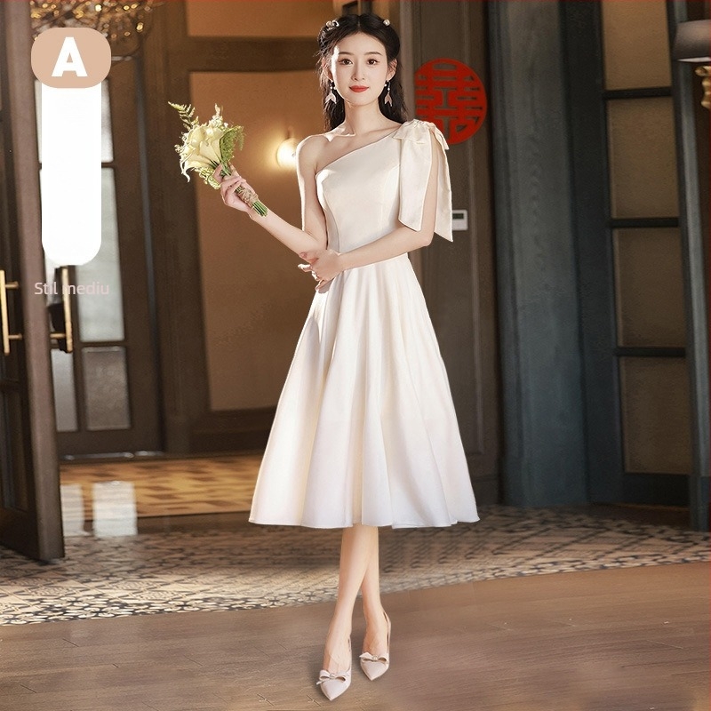 Rochie de domnișoare satinată, mâneci scurte, decolteu rotund, amestec din fibre chimice, poliester, finisaj șlefuit, vara 2023