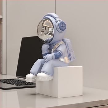 Figurină astronaut în poziție șezândă – rășină, vopsită manual, stil modern minimalist
