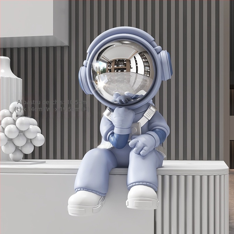 Figurină astronaut în poziție șezândă – rășină, vopsită manual, stil modern minimalist