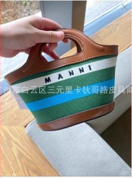 Geantă bucket din rafie, împletită, formă cilindrică, căptușeală din pânză, deschidere deschisă, stil urban simplu