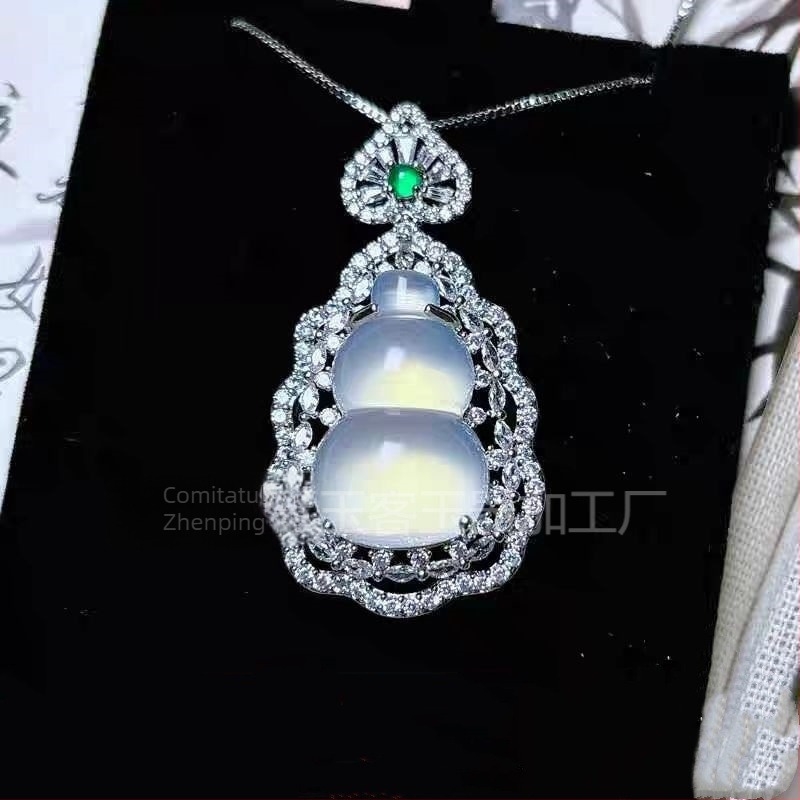 Colier pandantiv din calcedonie naturală, formă gutuie, încrustare, claritate Si2