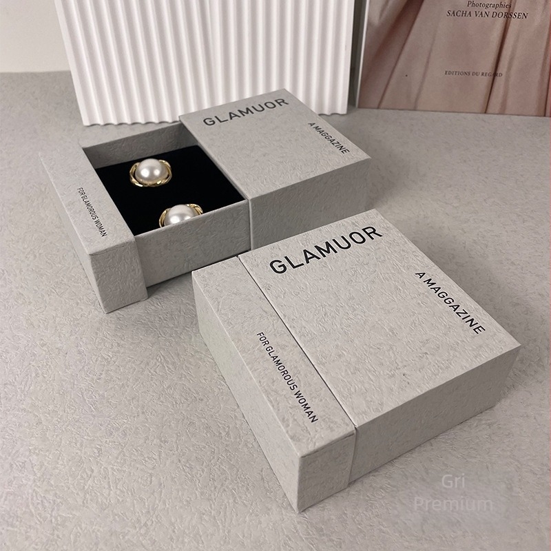 Cutie de prezentare pentru bijuterii cu sertar glisant - din piele, ștanțare la cald, stil modern