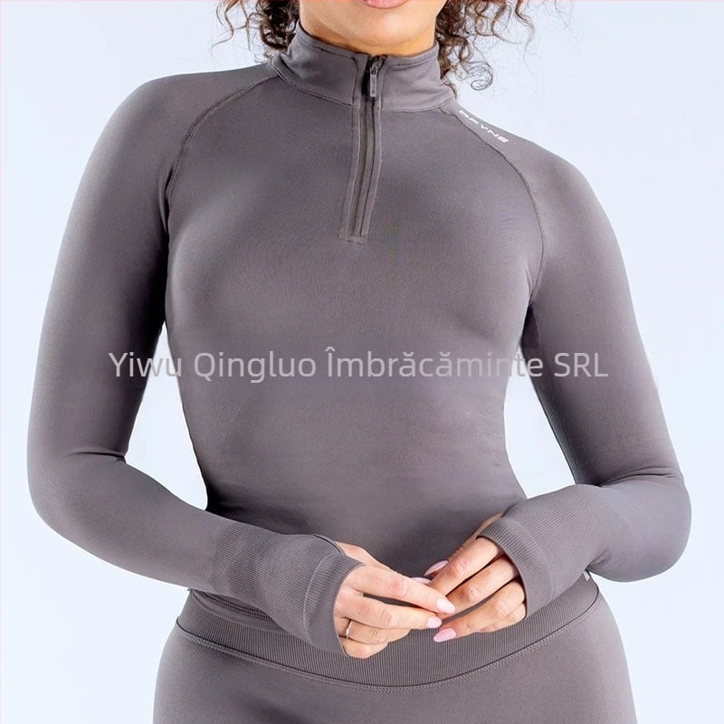 Jachetă de yoga cu mâneci lungi, croială strânsă, lungime talie, fermoar parțial și guler înalt, material ce evacuează umezeala nylon-spandex