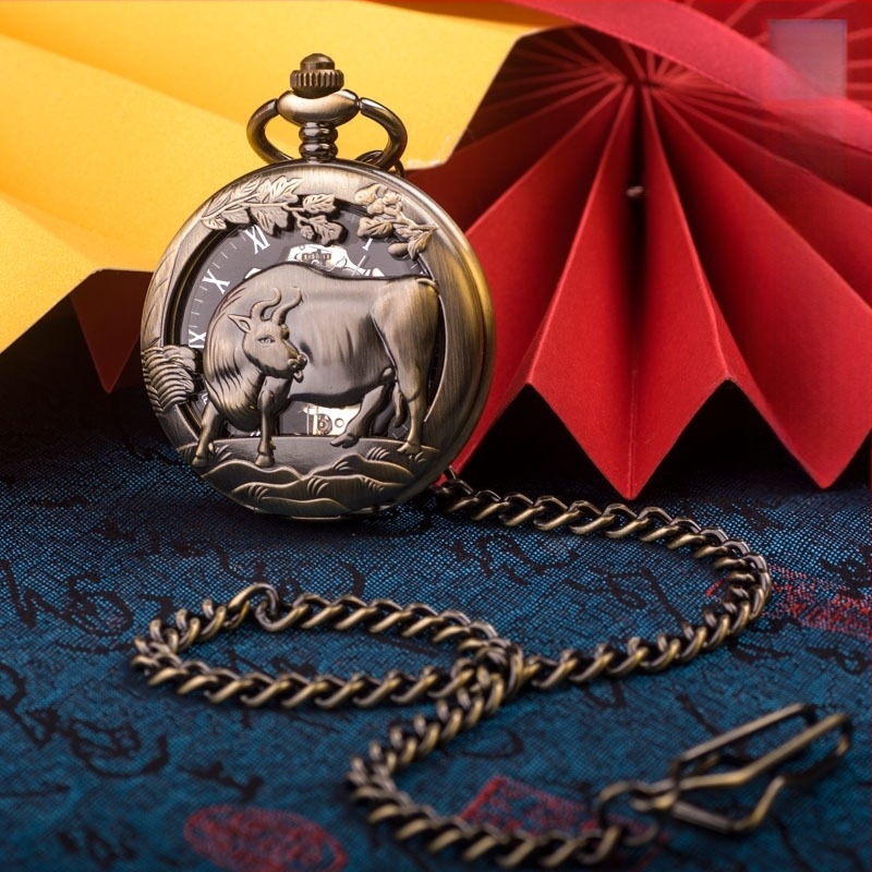 Ceas de buzunar cu lanț – zodiac reliefat, fereastră a mecanismului, cifre romane, cadran mare; mecanism Seagull, rezistență la apă 50 m, carcasă din aliaj de zinc, cristal din plastic, posibilitate imprimare logo