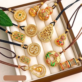 Pandantiv din cupru cu placare aur reală, motiv filigran decupat în formă de gutuie, accesoriu minimalist de modă