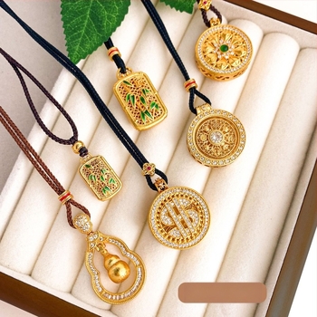 Pandantiv din cupru cu placare aur reală, motiv filigran decupat în formă de gutuie, accesoriu minimalist de modă