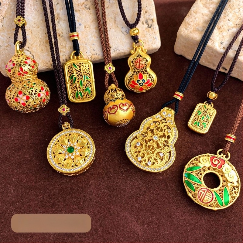 Pandantiv din cupru cu placare aur reală, motiv filigran decupat în formă de gutuie, accesoriu minimalist de modă