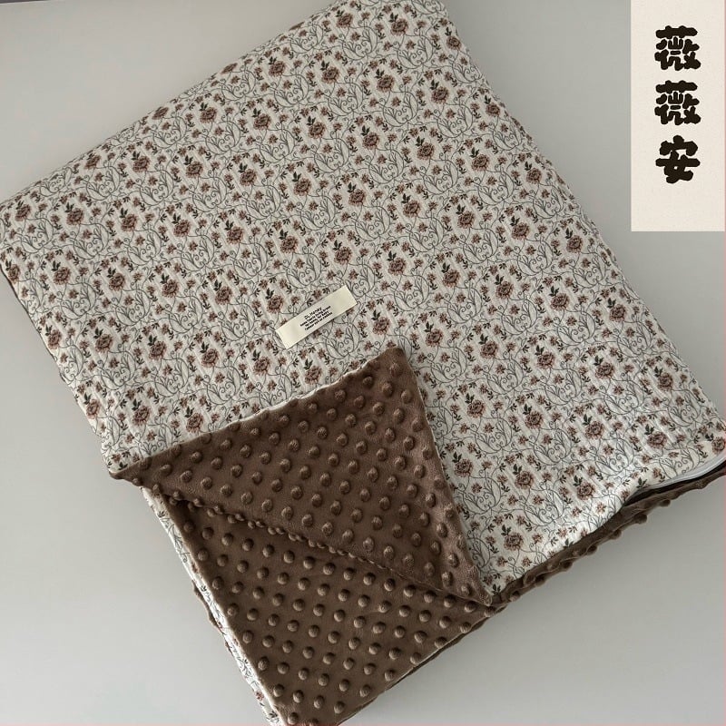 Husă de pilotă reversibilă: o parte 100% bumbac dublu-strat cu fir texturat, cealaltă parte bean velvet (100% poliester); INS stil, 1,5–2,0 kg, imprimare reactive