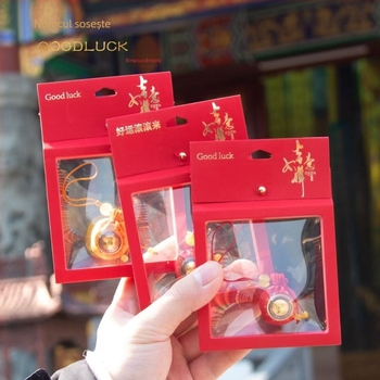 Breloc cu amuletă-sachet din brocart, stil chinezesc, execuție semi-artizanală, inspirat de Muntele Putuo, cadou ideal pentru zilele de naștere, călătorii, absolvire sau mutare.