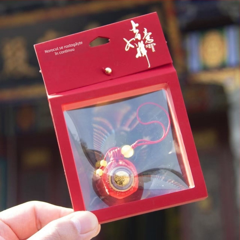 Breloc cu amuletă-sachet din brocart, stil chinezesc, execuție semi-artizanală, inspirat de Muntele Putuo, cadou ideal pentru zilele de naștere, călătorii, absolvire sau mutare.