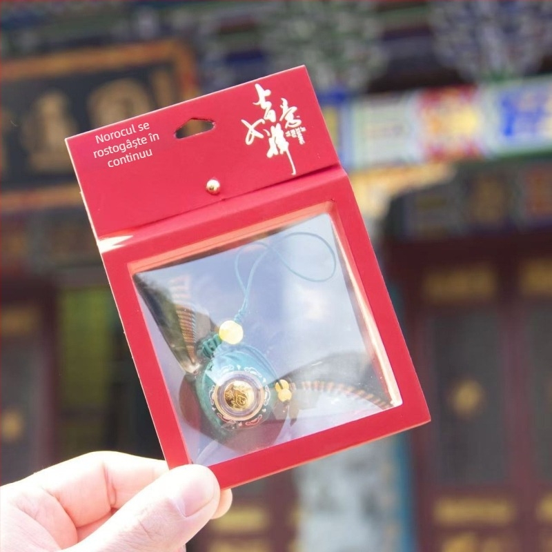 Breloc cu amuletă-sachet din brocart, stil chinezesc, execuție semi-artizanală, inspirat de Muntele Putuo, cadou ideal pentru zilele de naștere, călătorii, absolvire sau mutare.