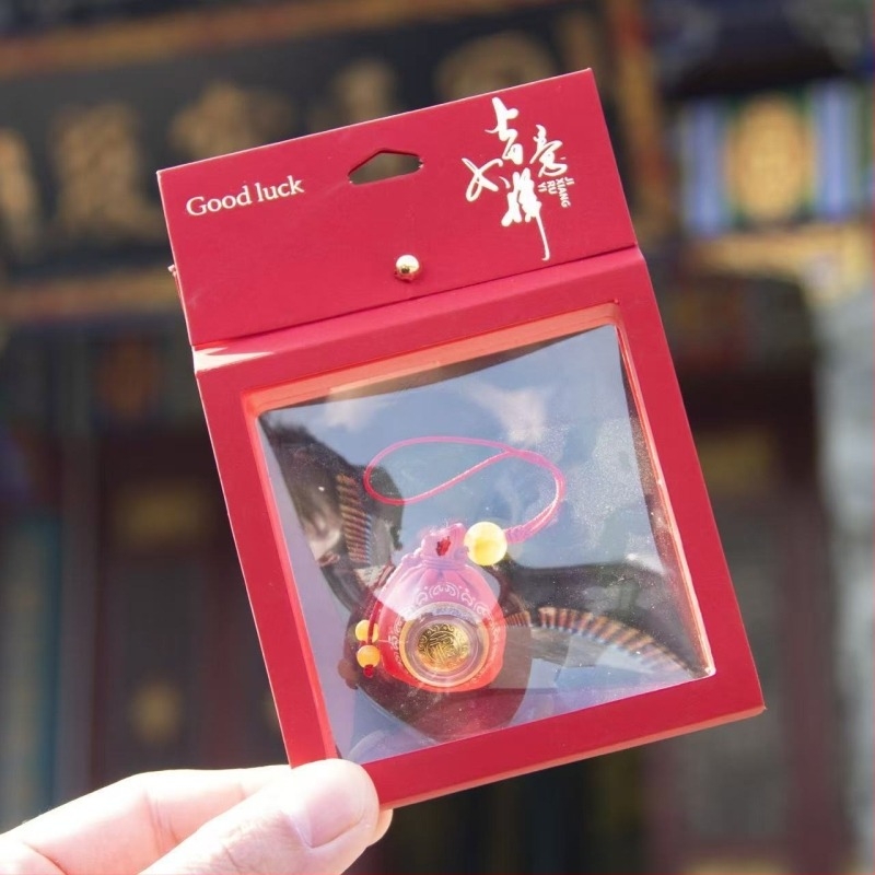 Breloc cu amuletă-sachet din brocart, stil chinezesc, execuție semi-artizanală, inspirat de Muntele Putuo, cadou ideal pentru zilele de naștere, călătorii, absolvire sau mutare.