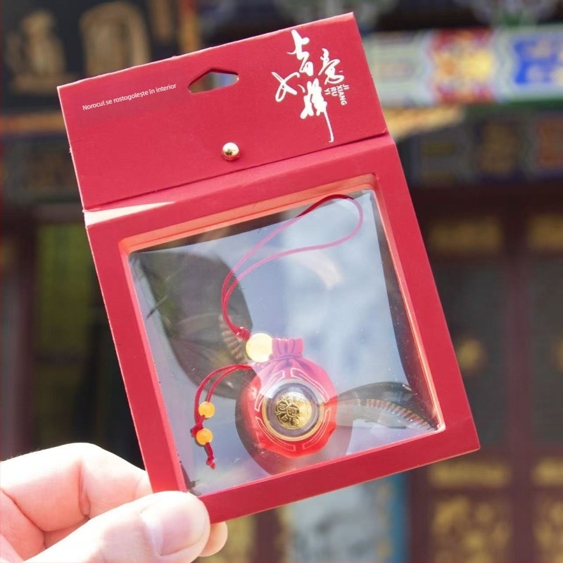 Breloc cu amuletă-sachet din brocart, stil chinezesc, execuție semi-artizanală, inspirat de Muntele Putuo, cadou ideal pentru zilele de naștere, călătorii, absolvire sau mutare.