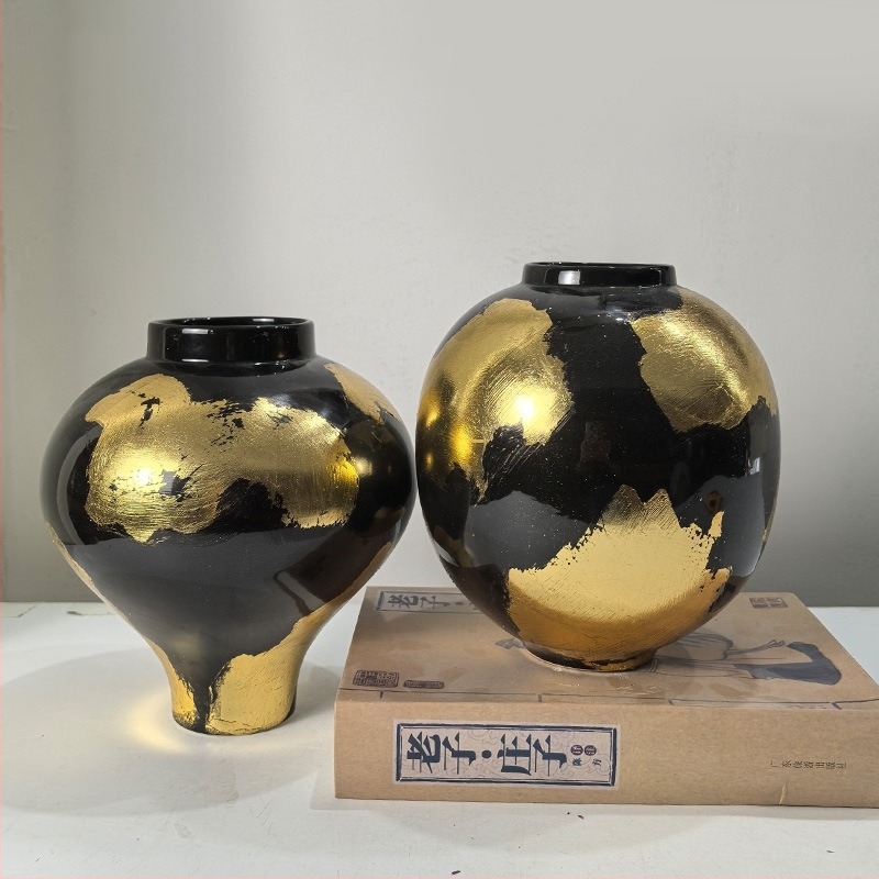 Vază ceramică – Fabricată manual cu foiță de aur, stil lux ușor, brand Jade Slip