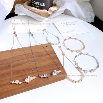 Set de bijuterii cu perle din imitatie: colier cu lanț clavicular, cercei, brățară și inel; material: perle imitatie; pandantiv: aliaj; model: inimă/picătură/clopot; include: cercei + colier + brățară + inel