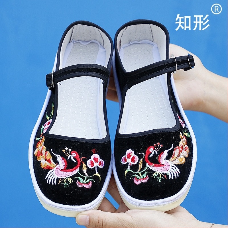 Pantofi din țesătură, croiți manual, cu broderie florală în stil etnic; talpă din tendon de vită; vârf rotund; toc mic 1–3 cm