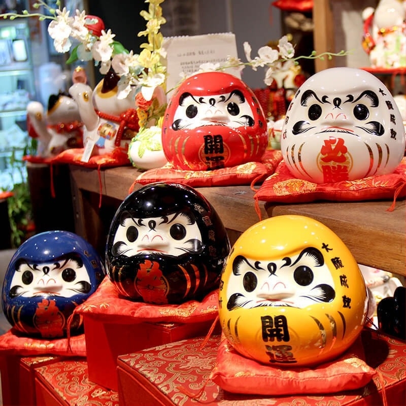 Pușculiță ceramică Dharma Egg — porțelan alb, stil Damo, ornament pentru restaurant sushi