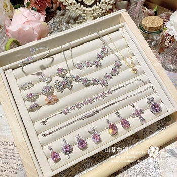 Set din cupru cu pandantiv și brățară, design floral, încrustări placate cu aur cu pietre artificiale, lanț încrucișat