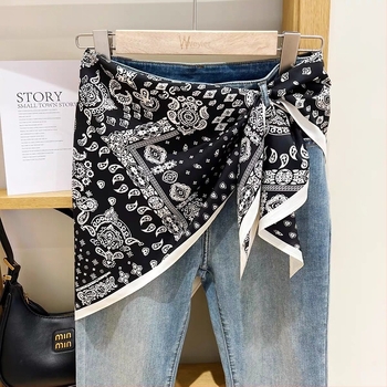 Fular triunghiular din poliester 100%, țesătură twill, imprimat, toamnă (Forma: fular triunghiular; Material: 100% poliester; Țesătură: twill; Finisare: imprimare; Sezon: toamnă)