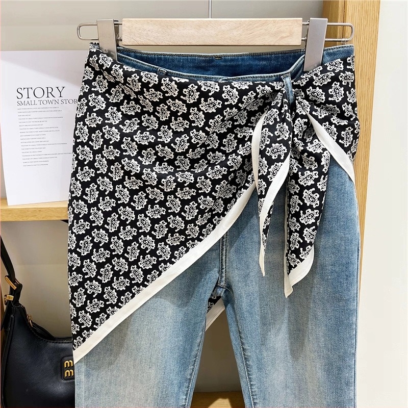 Fular triunghiular din poliester 100%, țesătură twill, imprimat, toamnă (Forma: fular triunghiular; Material: 100% poliester; Țesătură: twill; Finisare: imprimare; Sezon: toamnă)