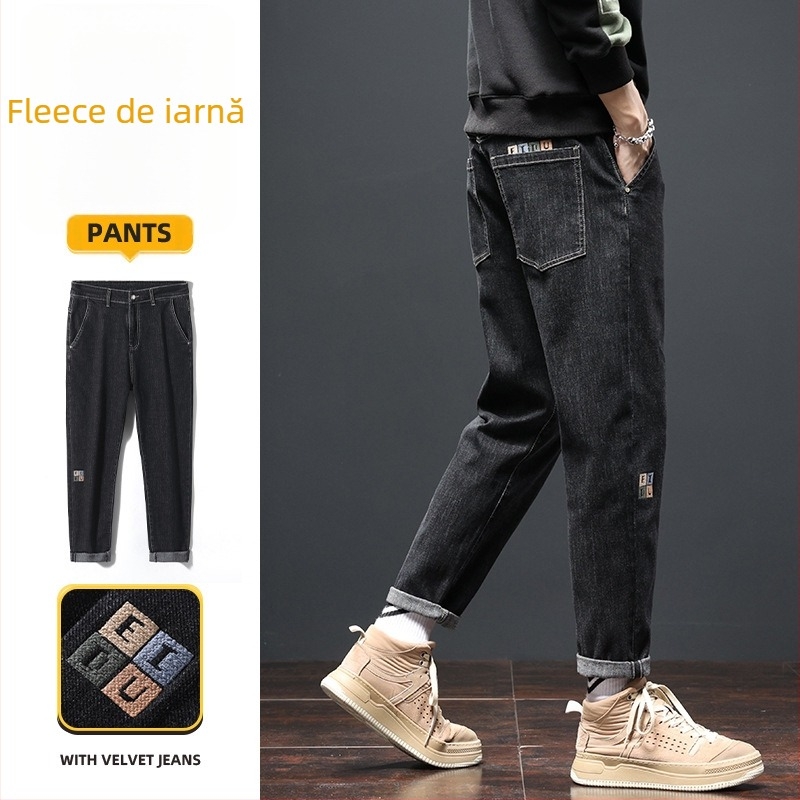 Pantaloni din denim cu căptușeală de fleece, croială dreaptă cu design larg pentru toamnă–iarna – moderne, versatile, casual.